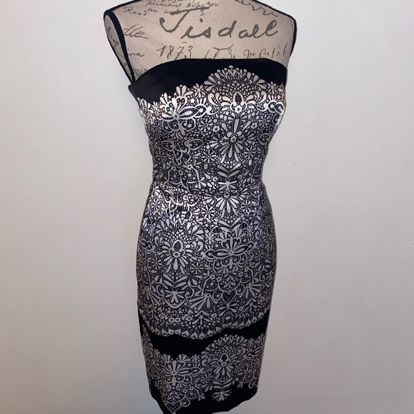 ⚪️⚫️White House Black Market Strapless Dress - Picture 5 of 13